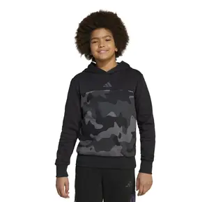 Μπροστινή όψη παιδικού φούτερ με κουκούλα Adidas Essentials Camo Fleece σε μαύρο χρώμα με καμουφλάζ σχέδιο.