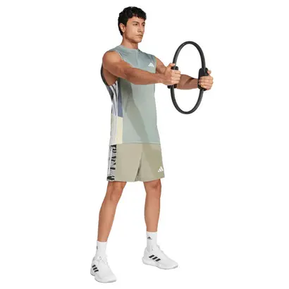 Ανδρικό Short Adidas Train Essentials Camo 3-Stripes Μπεζ σε κίνηση