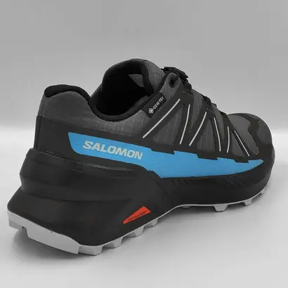 Λεπτομέρεια της κατασκευής SensiFit™ και του συστήματος δεσίματος Quicklace™ σε ένα Γυναικείο Trail Παπούτσι Salomon Speedcross Peak GTX, που δείχνει την εφαρμογή που αγκαλιάζει το πόδι και το εύκολο δέσιμο.