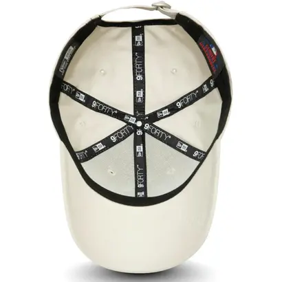 Εσωτερική όψη του καπέλου New Era σε μπεζ/μαύρο με καμπυλωτό γείσο