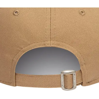 Πίσω όψη του καπέλου New Era 9Forty με ρυθμιζόμενο λουράκι σε μπεζ χρώμα