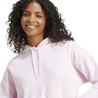 Κοντινή λεπτομέρεια κουκούλας γυναικείου φούτερ Adidas Essentials Feelcozy Small Logo σε ροζ χρώμα.