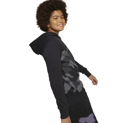 Πλάγια όψη παιδιού που φοράει παιδικό φούτερ με κουκούλα Adidas Essentials Camo Fleece σε μαύρο χρώμα με καμουφλάζ λεπτομέρειες.