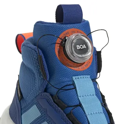 Λεπτομέρεια συστήματος Boa στα παιδικά μποτάκια Adidas Fortatrail Boa K για εύκολη εφαρμογή