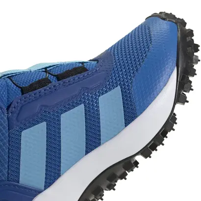 Λεπτομέρεια μπροστινού μέρους παιδικών Adidas Fortatrail Boa K με ενισχυμένο πλέγμα και προστατευτικό σχεδιασμό