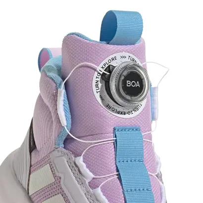 Λεπτομέρεια συστήματος δεσίματος BOA στο παιδικό μποτάκι Adidas Fortatrail Boa K ροζ σιέλ