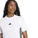 Γυναικεία βαμβακερή μπλούζα 
 Adidas Essentials 3-Stripes λευκή
λεπτομέρεια μπροστά