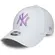 Γυναικείο καπέλο New Era 9Forty λευκό με λιλά λογότυπο Yankees από μπροστά