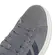 Λεπτομέρεια μπροστινού μέρους ανδρικών Adidas Grand Court Base 00s με γκρι suede επάνω μέρος και μπλε ρίγες