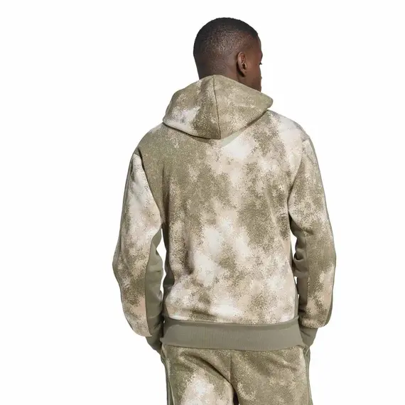 Πίσω όψη ανδρικής φούτερ με κουκούλα Adidas Sportswear All Over Print σε λαδί χρώμα με καμουφλάζ σχέδιο. Πίσω όψη ανδρικής φούτερ με κουκούλα Adidas Sportswear All Over Print σε λαδί χρώμα με καμουφλάζ σχέδιο.