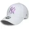 Γυναικείο καπέλο New Era 9Forty λευκό με λιλά λογότυπο Yankees από μπροστά