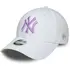 Γυναικείο καπέλο New Era 9Forty λευκό με λιλά λογότυπο Yankees από μπροστά